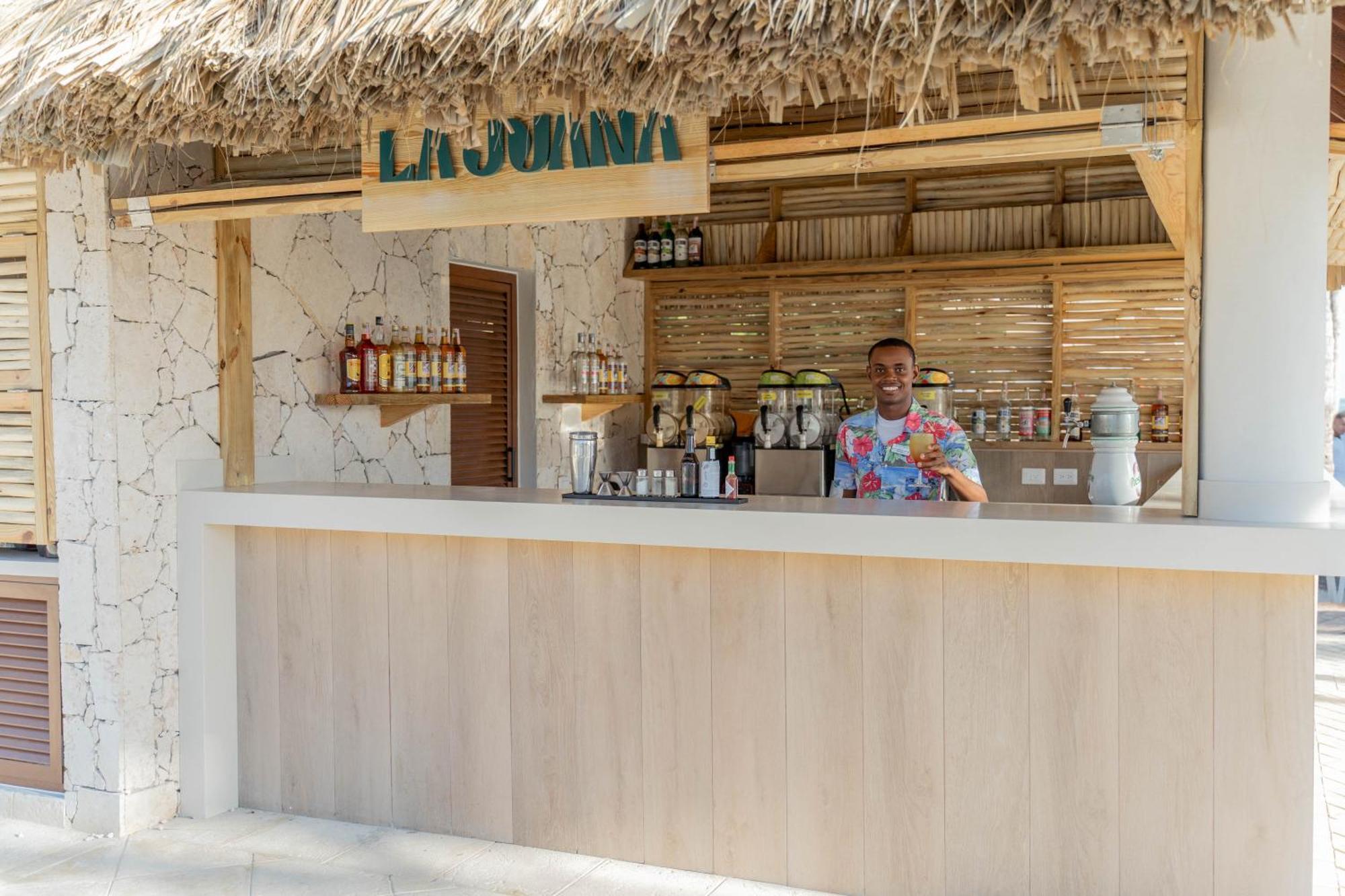 Bahia Principe Grand Bavaro - All Inclusive Punta Cana Esterno foto A bartender at work