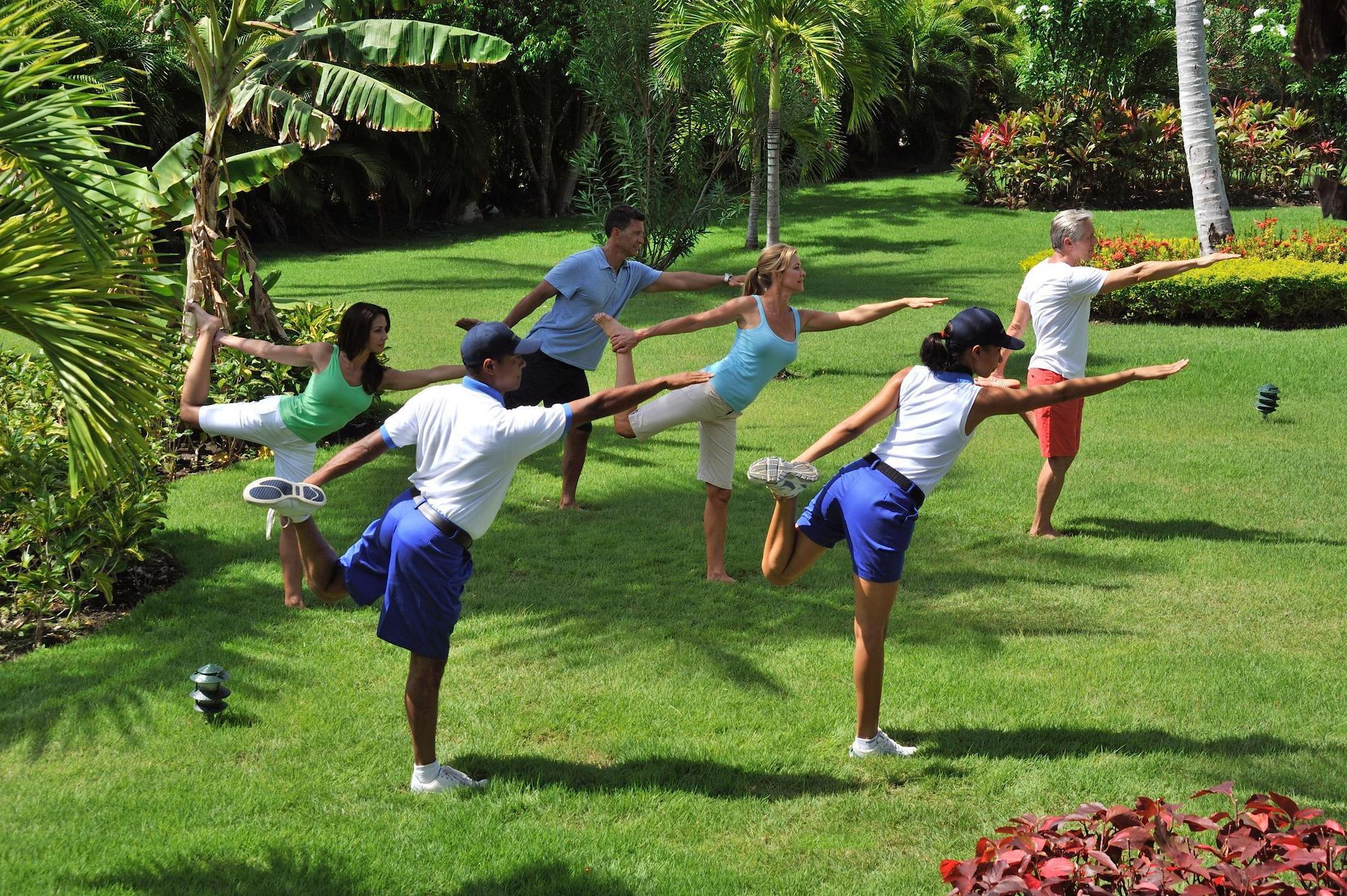 Bahia Principe Grand Bavaro - All Inclusive Punta Cana Esterno foto A group of people doing yoga