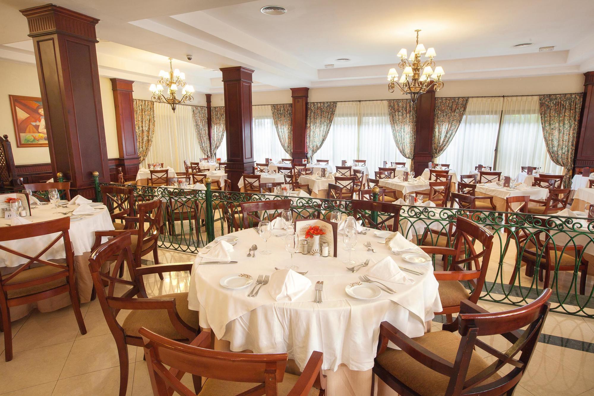 Bahia Principe Grand Bavaro - All Inclusive Punta Cana Esterno foto The restaurant at the hotel