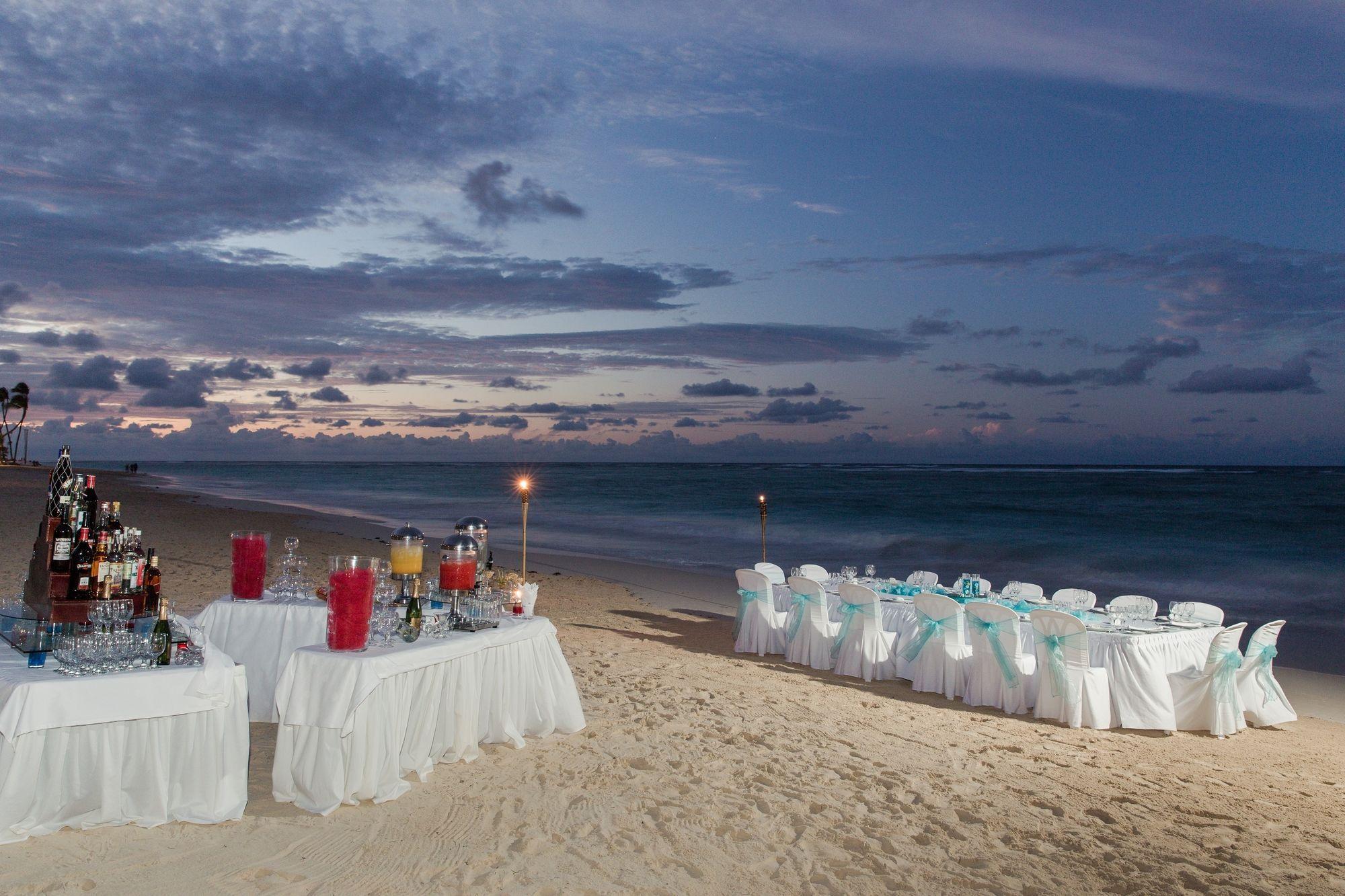 Bahia Principe Grand Bavaro - All Inclusive Punta Cana Esterno foto Beachfront dining at the Hard Rock Hotel