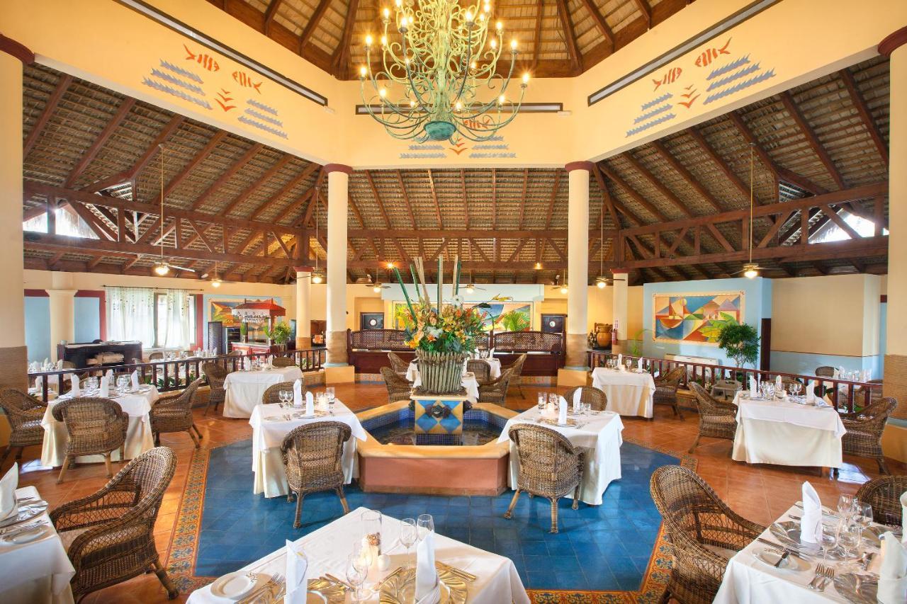 Bahia Principe Grand Bavaro - All Inclusive Punta Cana Esterno foto The buffet at the resort